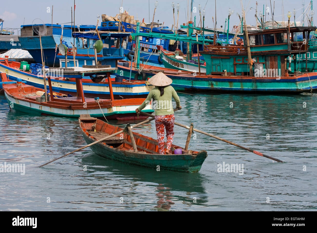 Vietnamesische Frau in einem Ruderboot, Insel Phu Quoc, Vietnam, Asien, Südostasien Stockfoto