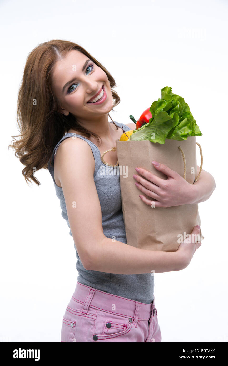 Lächelnde Frau Standign mit Einkaufswagen voller Lebensmittel Stockfoto