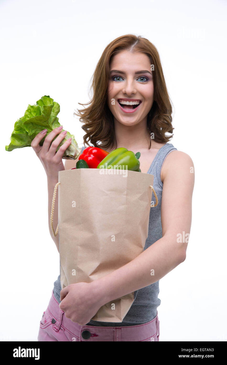 Stets gut gelaunte Frau hält eine Einkaufstasche voller Lebensmittel Stockfoto