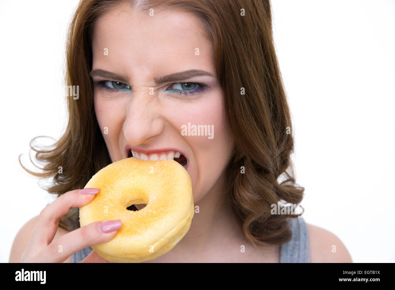 Böse Frau Essen Donut auf weißem Hintergrund Stockfoto