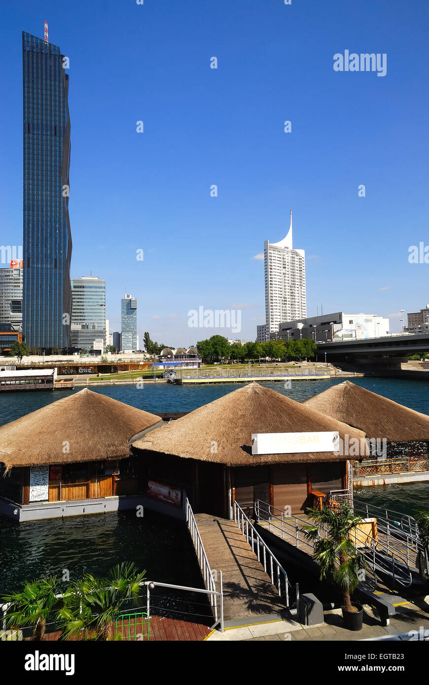 Das Vienna International Centre (VIC), auf der Donau ist es, den Campus und Gebäudekomplex Hosting-Büro der Vereinten Nationen in Wien.  Als umgangssprachlich auch bekannt als UNO-City ist VIC nur der eine Teil davon. Das andere ist das Austria Center Vienna. VIC, entworfen vom österreichischen Architekten Johann Staber, wurde zwischen 1973 und 1979 nördlich der Donau errichtet. Das VIC ist eine extraterritoriale Fläche, von der Zuständigkeit der lokalen Gesetzen befreit. Zunächst plant Nachtclubs am Fluss. Stockfoto
