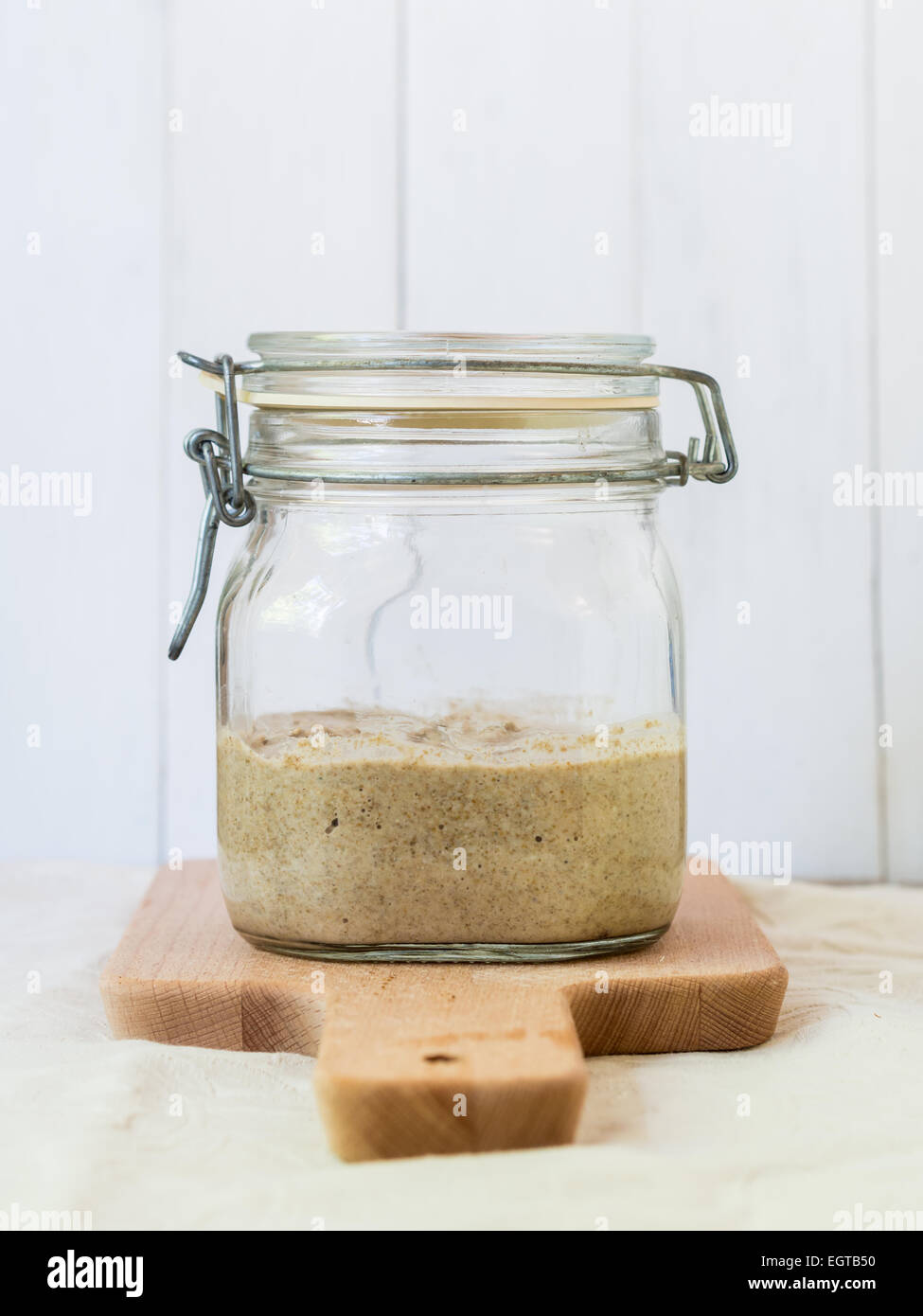 Roggen-Sauerteig-Starter in einem Glas vor der Fütterung. Stockfoto