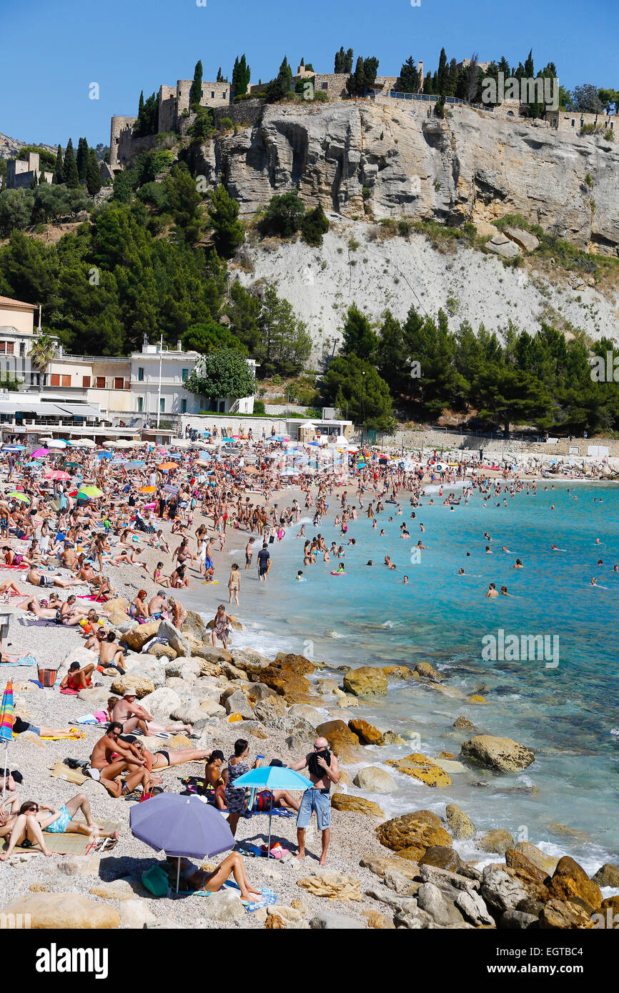 Cassis (Südost-Frankreich), Juli 2014: gepackte Strand im Sommer Stockfoto