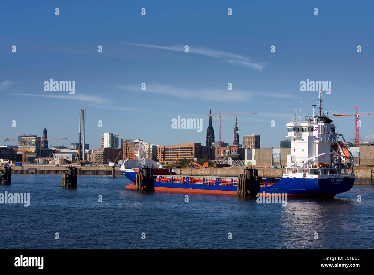 Eine Frachtschiff ist vor Anker im Hafen Hamburg, Hamburg, Deutschland, Europa Stockfoto