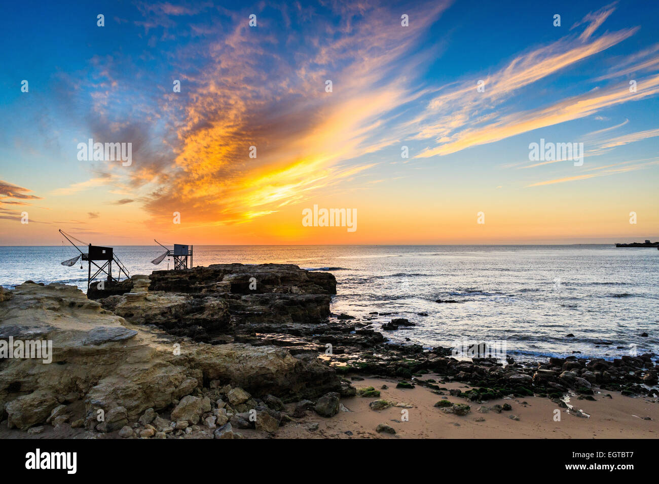 - Saint Palais Sur Mer (Frankreich), Oktober 2014: Sonnenuntergang über dem Platz eintauchen Netze der Felsformation "Pont du Diable" Stockfoto