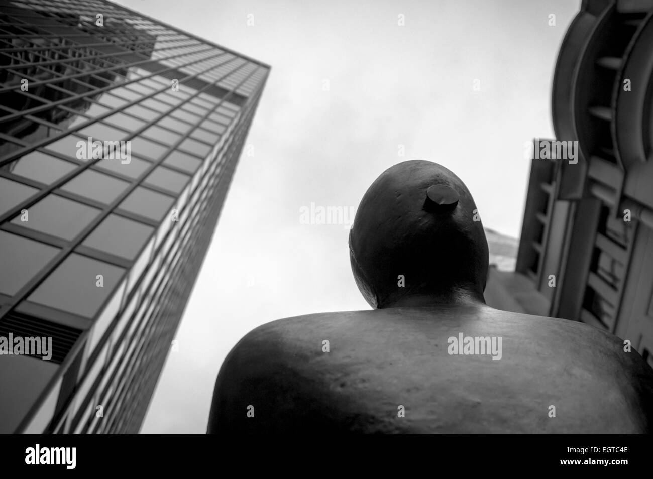 Ansicht von unten Antony Gormley Körperform Skulptur "Parallele Field", St Mary Axe, City of London, uk Stockfoto