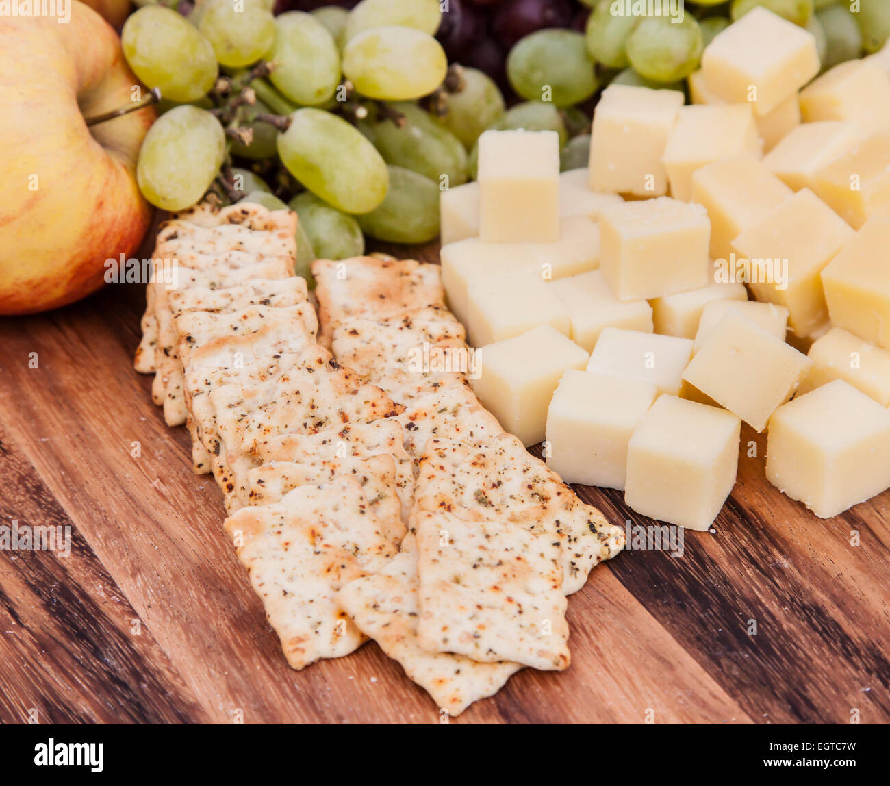 Teller mit Käse und Cracker Stockfoto