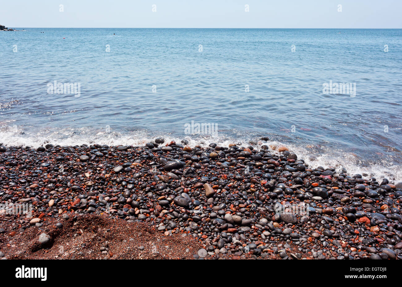 Roten Kieselsteinen in der typischen roten Strand von Santorin, Griechenland. Stockfoto
