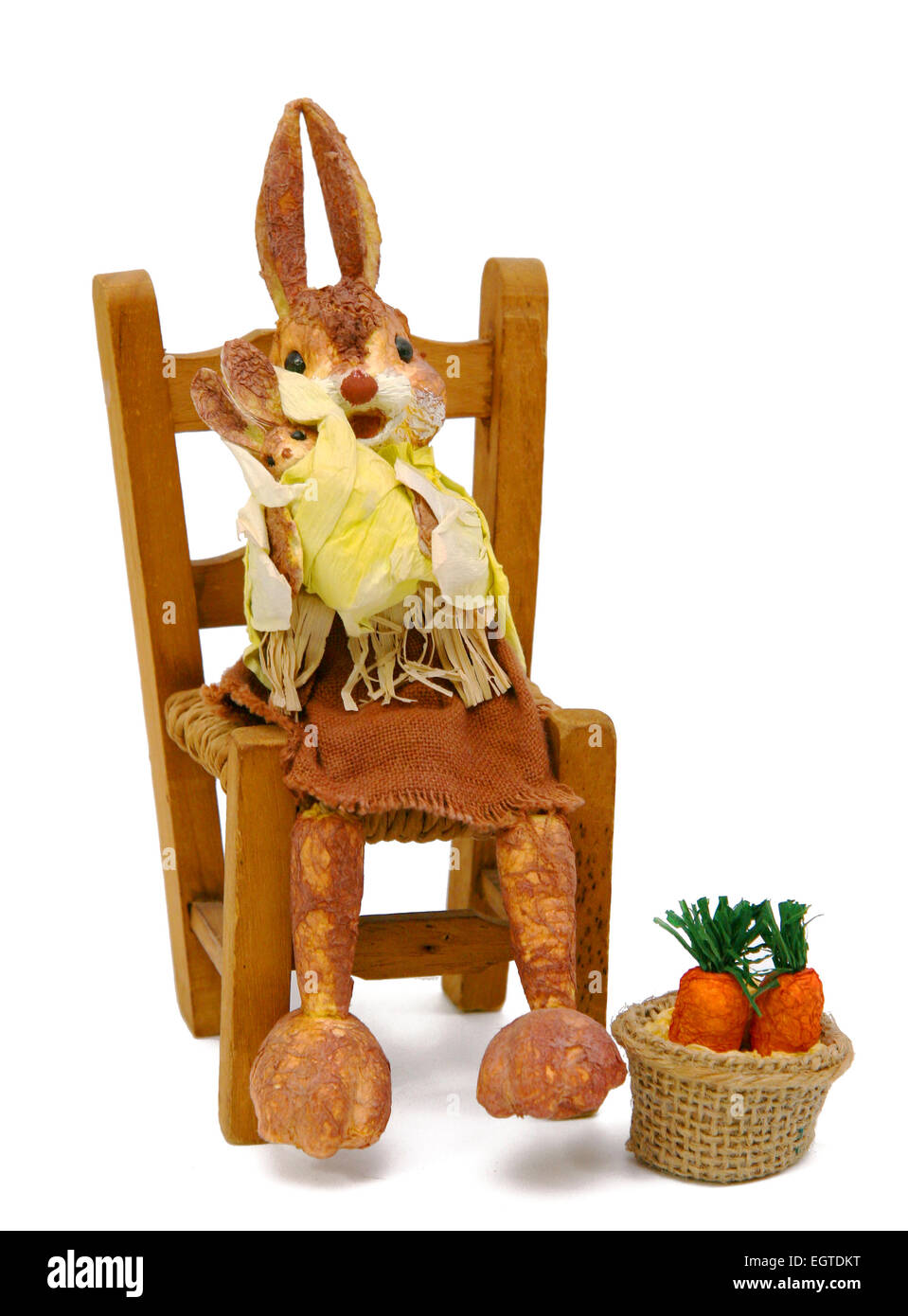 Hasen papier sitzen auf Stuhl Stroh auf weißem Hintergrund. Stockfoto