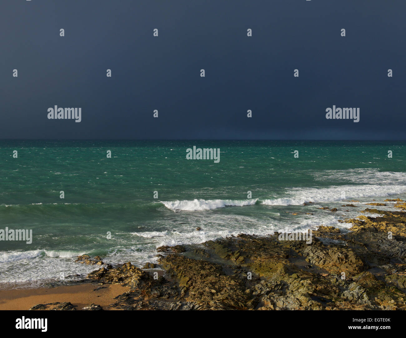 Den Atlantischen Ozean und Gewitterhimmel, Cornwall, England UK Stockfoto