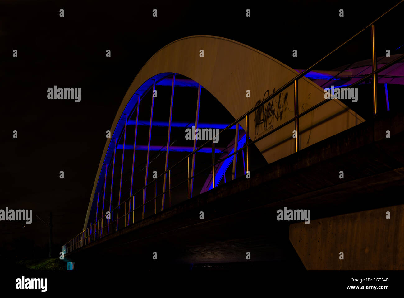 Eisenbahnbrücke in der Nacht Stockfoto