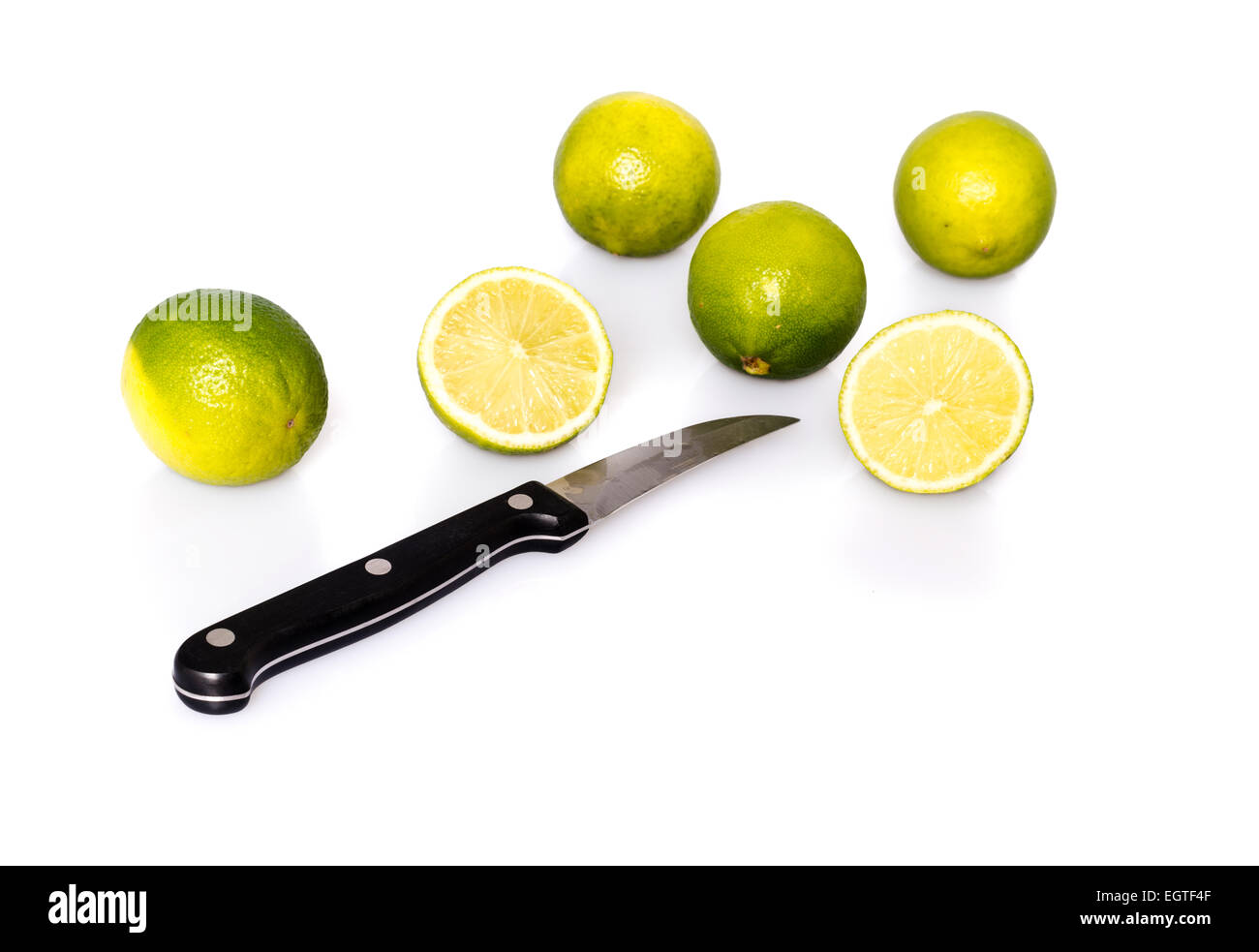 Messer und grüne frische Limetten Stockfoto