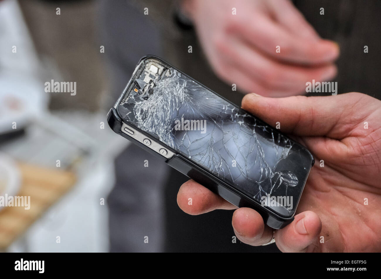 Telefon mit einem gebrochenen Bildschirm in einer hand Stockfoto