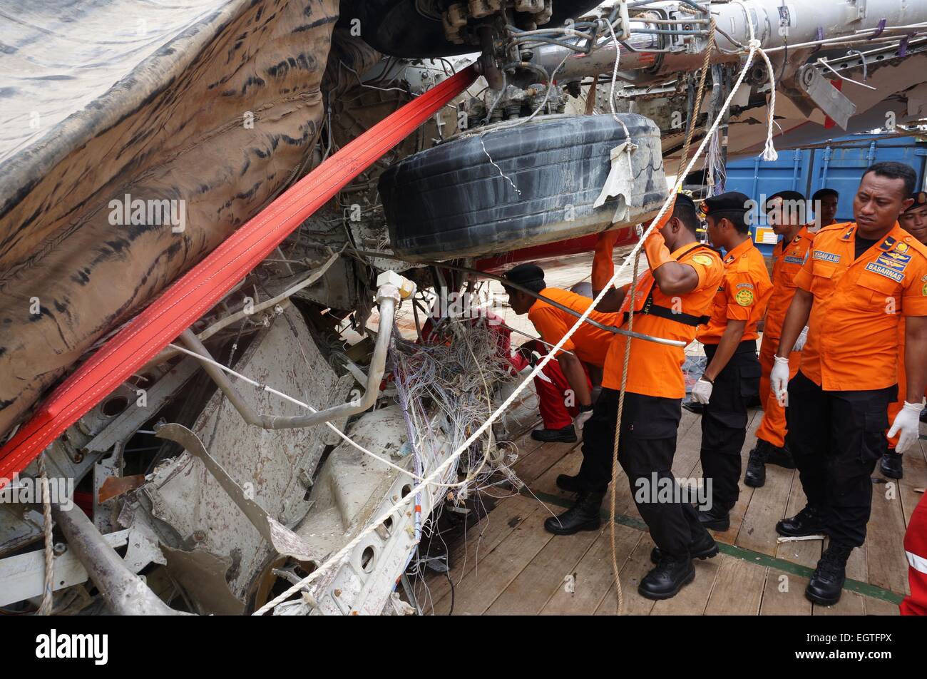 Jakarta, Jakarta, Indonesien. 2. März 2015.  Völker gesehen die Reste des Rumpfes von Airasia QZ8501 aus der Java-See kommt bei Tanjung Priok Hafen im 2. März 2015 in Jakarta, Indonesien. AirAsia QZ8501 stürzte in der Javasee am 28. Dezember von Surabaya, Indonesien, Singapur. Bildnachweis: Sijori Bilder/ZUMA Draht/Alamy Live-Nachrichten Stockfoto