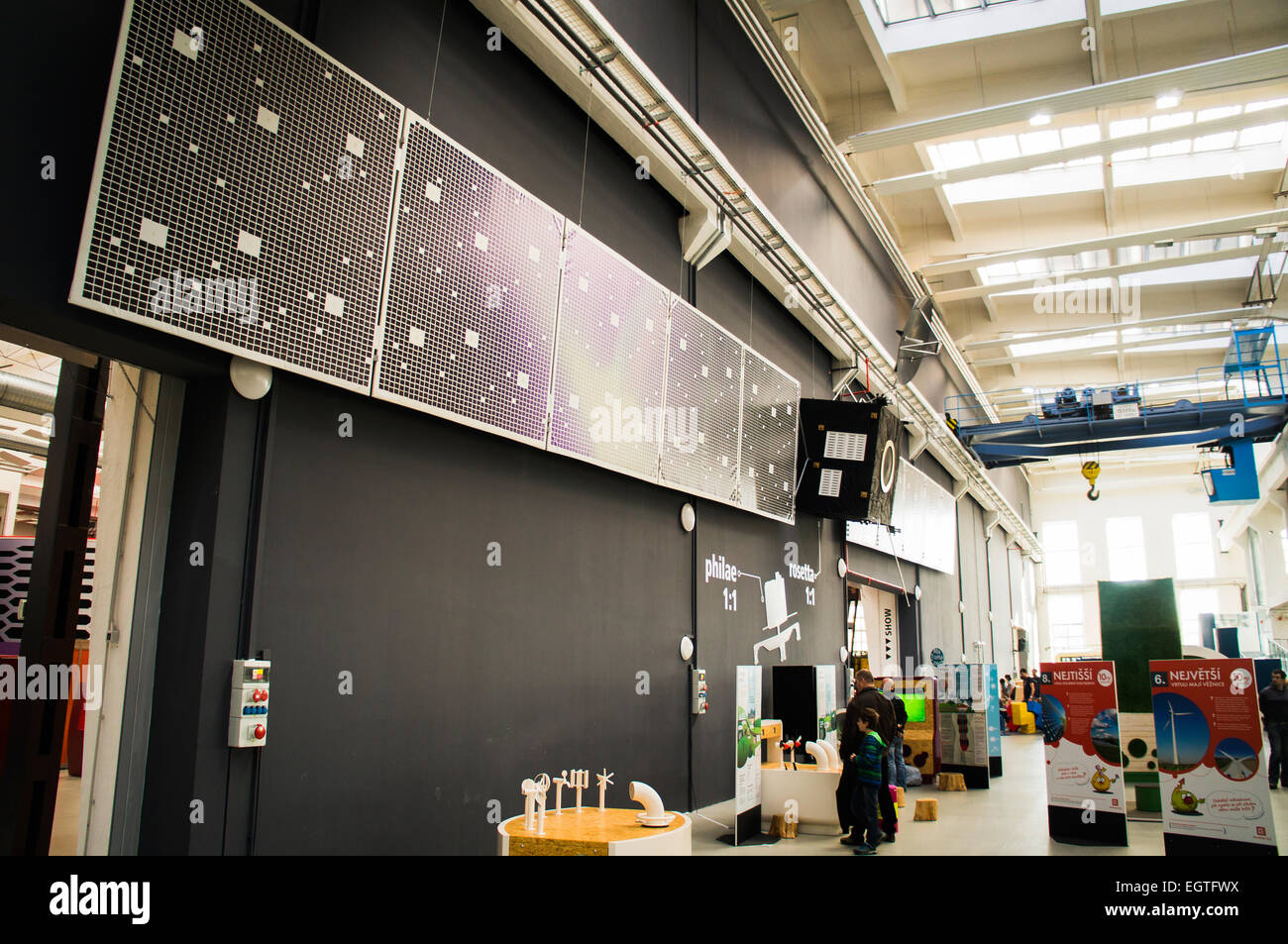 Die Modelle der Europäischen Weltraum Agentur Rosetta-Sonde und Roboter Lander Philae, die auf Kometen 67P/Tschurjumow-Gerasimenko, im Techmanie Science Center in Pilsen, Tschechische Republik, auf Samstag, 21. Februar 2015 gelandet. (CTK Foto/Libor Sojka) Stockfoto