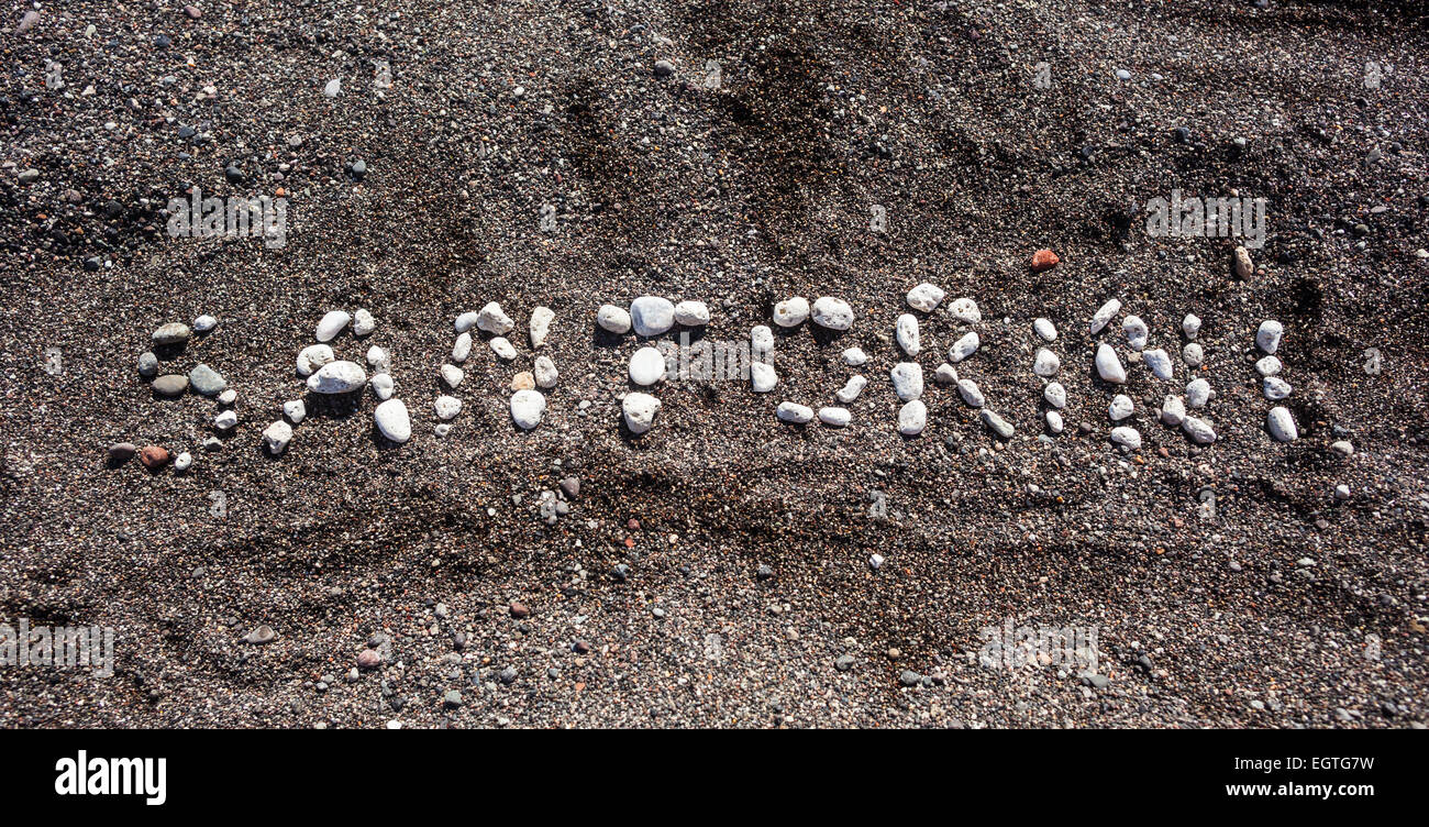 Text-Santorini gemacht mit Bims-Steinen auf der vulkanischen Strand von Kamari Stockfoto