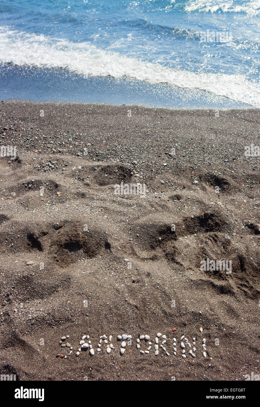 Text-Santorini gemacht mit Bims-Steinen auf der vulkanischen Strand von Kamari Stockfoto