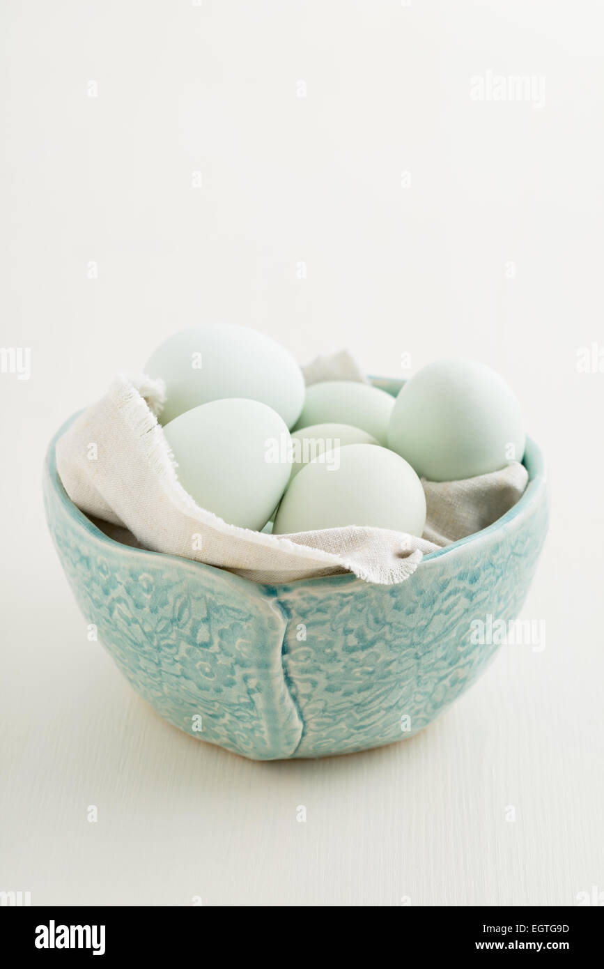 Leichte grüne Frischeier von Ostern Egger Huhn in einer leichten blauen Schüssel Stockfoto