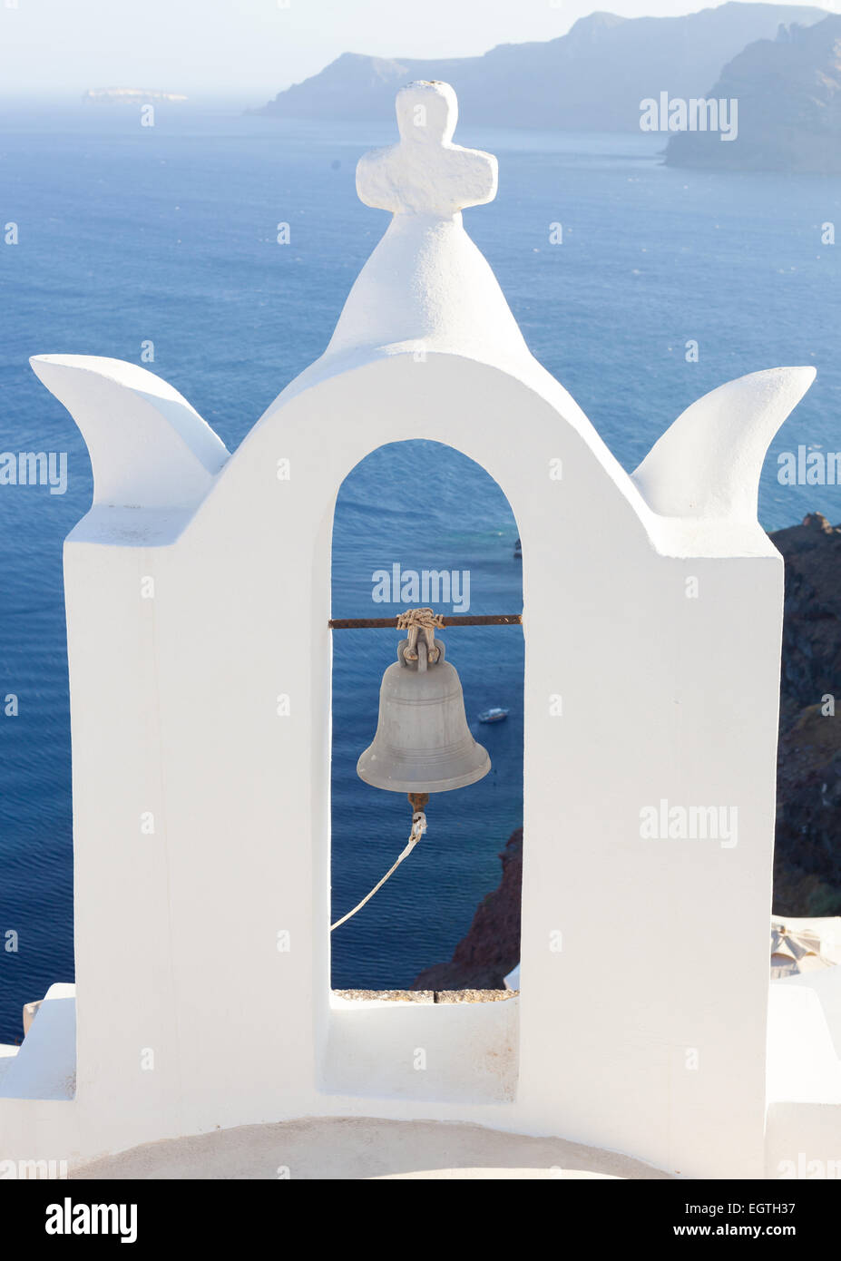 Weiße Glockenturm in Oia über das Meer, Santorini, Kykladen, Griechenland. Stockfoto