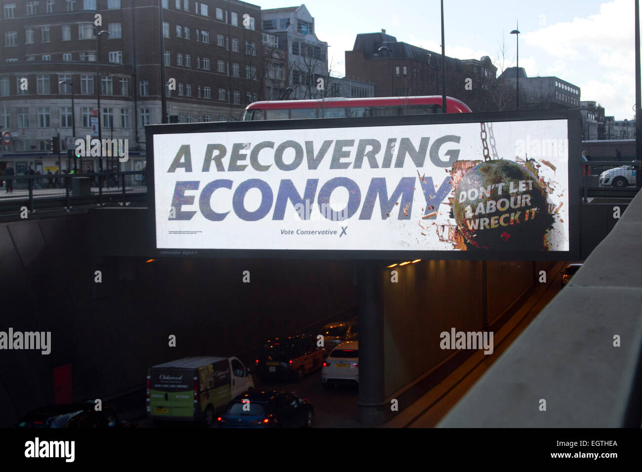 London, UK. 2. März 2015. Eine Elektronikplatine blinkt ein Wahlplakat von der konservativen Partei über eine Unterführung vor der bevorstehenden britischen Parlamentswahlen. Das Plakat liest 'Wiederherstellung Wirtschaft Dont Let Labour Wrack It' Credit: Amer Ghazzal/Alamy Live-Nachrichten Stockfoto