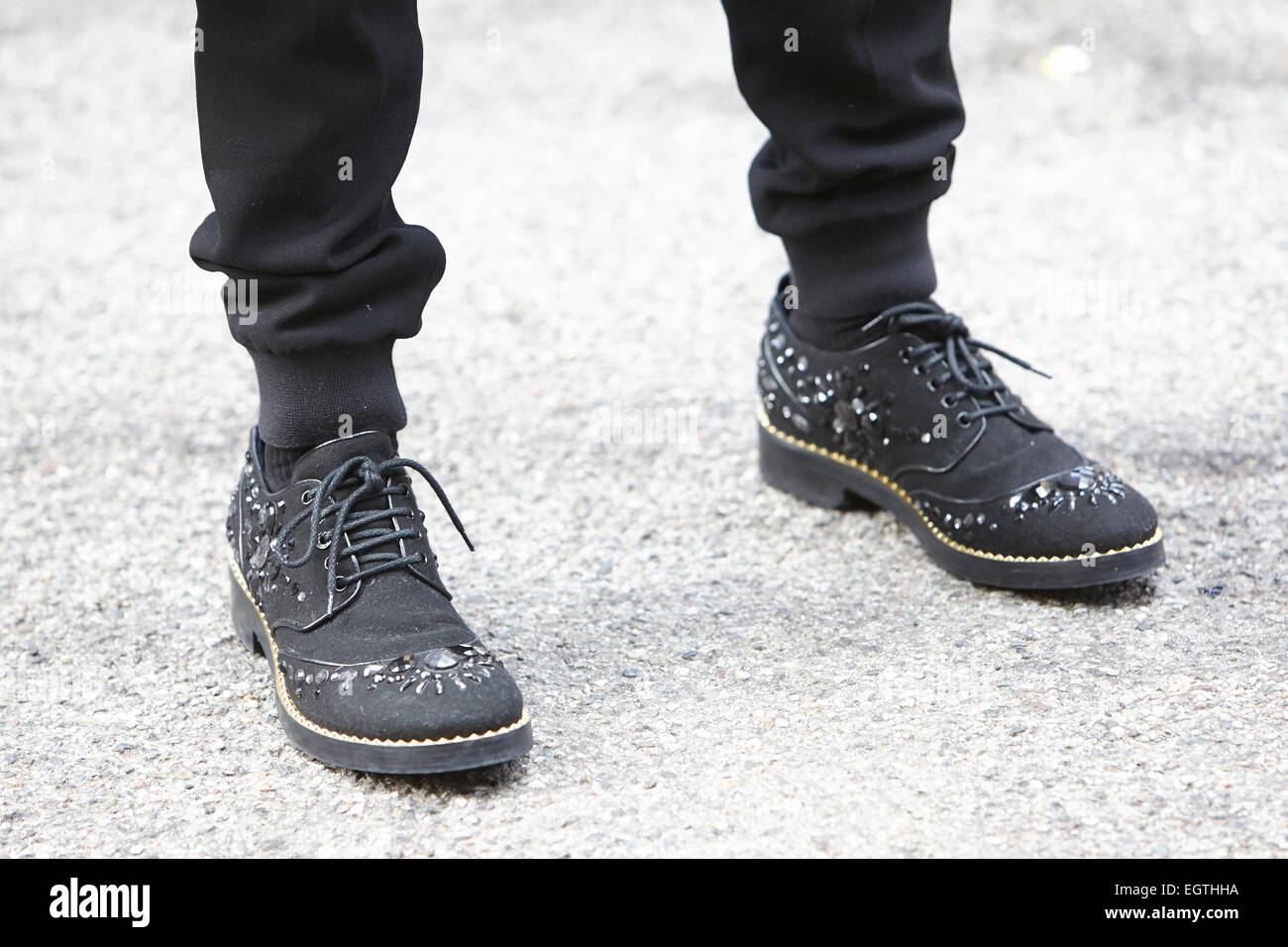 Mann zeigen posiert für Fotografen vor Max Mara Mailand Fashion Woche Tag2, Herbst/Winter 2015/2016 Streetstyle Stockfoto