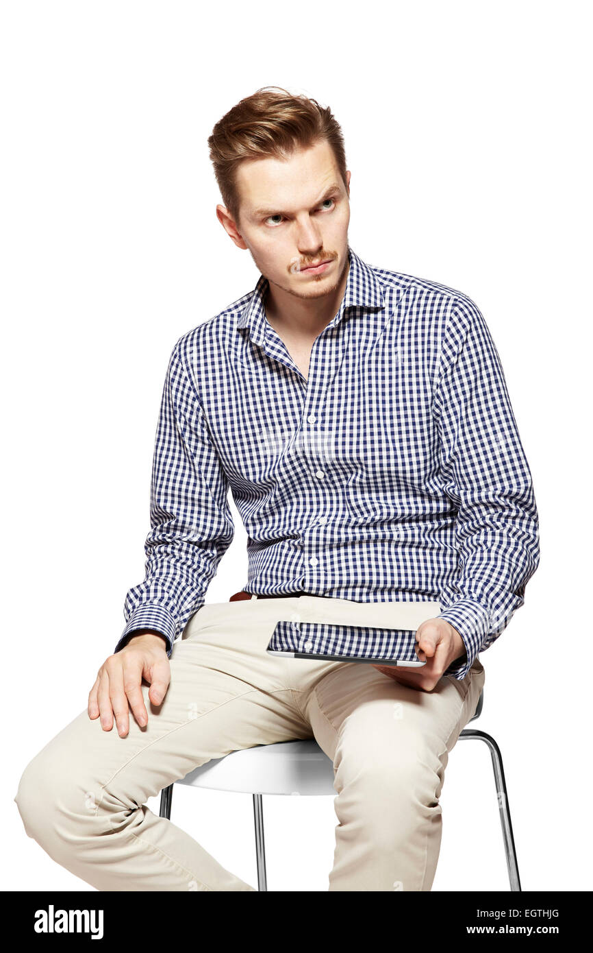 Porträt des jungen nachdenklicher Mann hält eine Tablette. Stockfoto