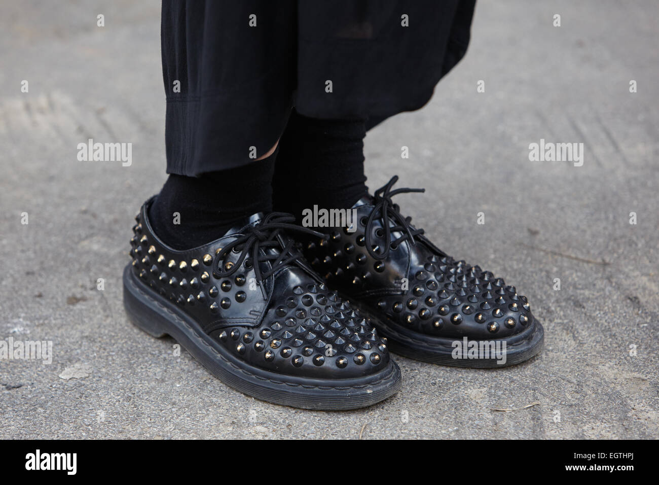 Mailand - 26 Februar: Frau posiert für die Fotografen vor Fendi Show Mailand Fashion Woche Tag2, Herbst/Winter 2015/2016 Straße Stockfoto