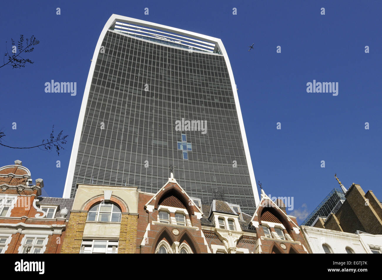 Die Antike und moderne Skyline der City of London mit dem Walkie Talkie Building und Altbauten in Cheapside London Stockfoto