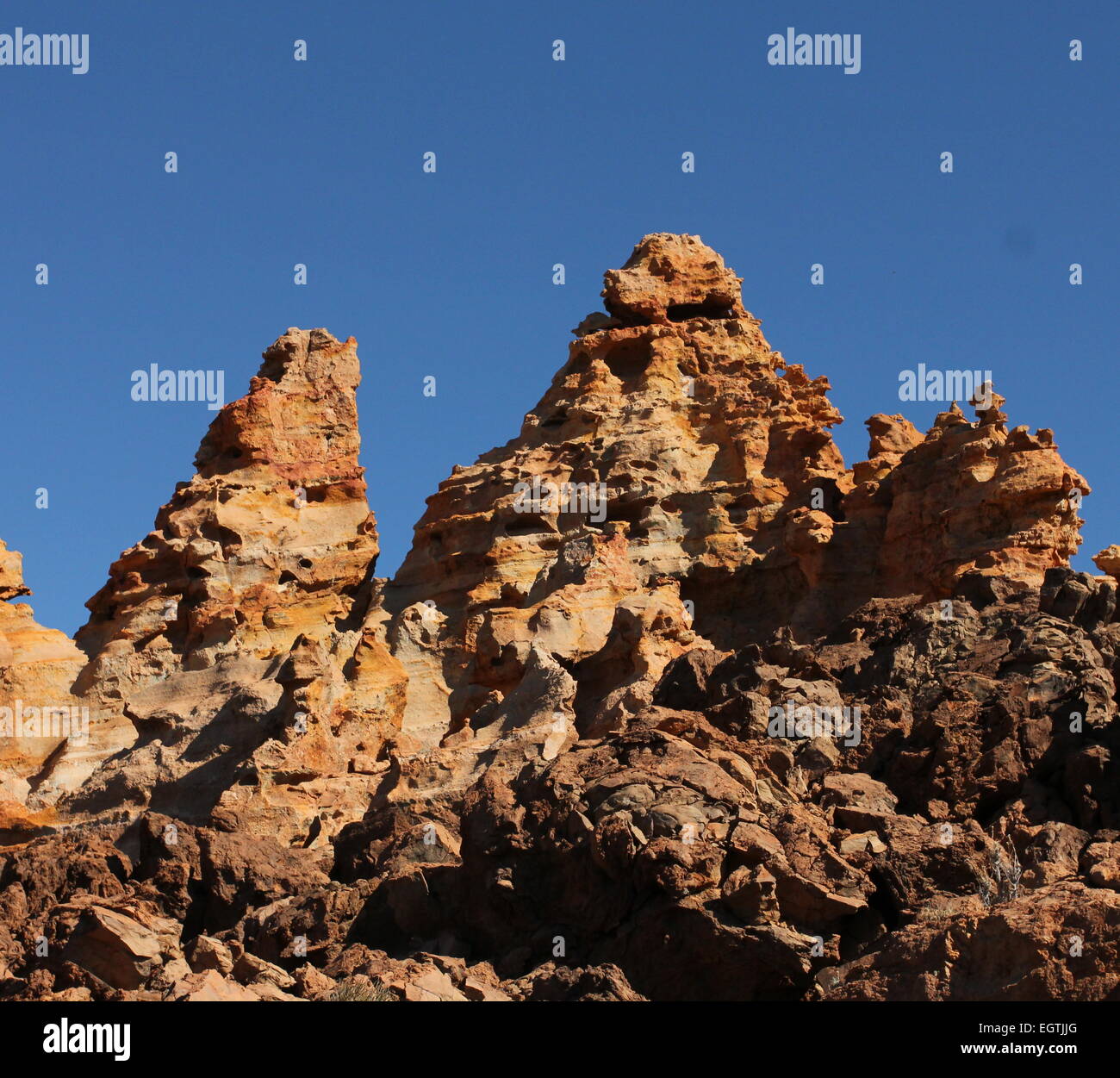Abstrakte erodierten Wind geformte gezackte Vulkangestein Las Canadas El Teide. Lomo De La Gatera Pfad Teneriffa Stockfoto