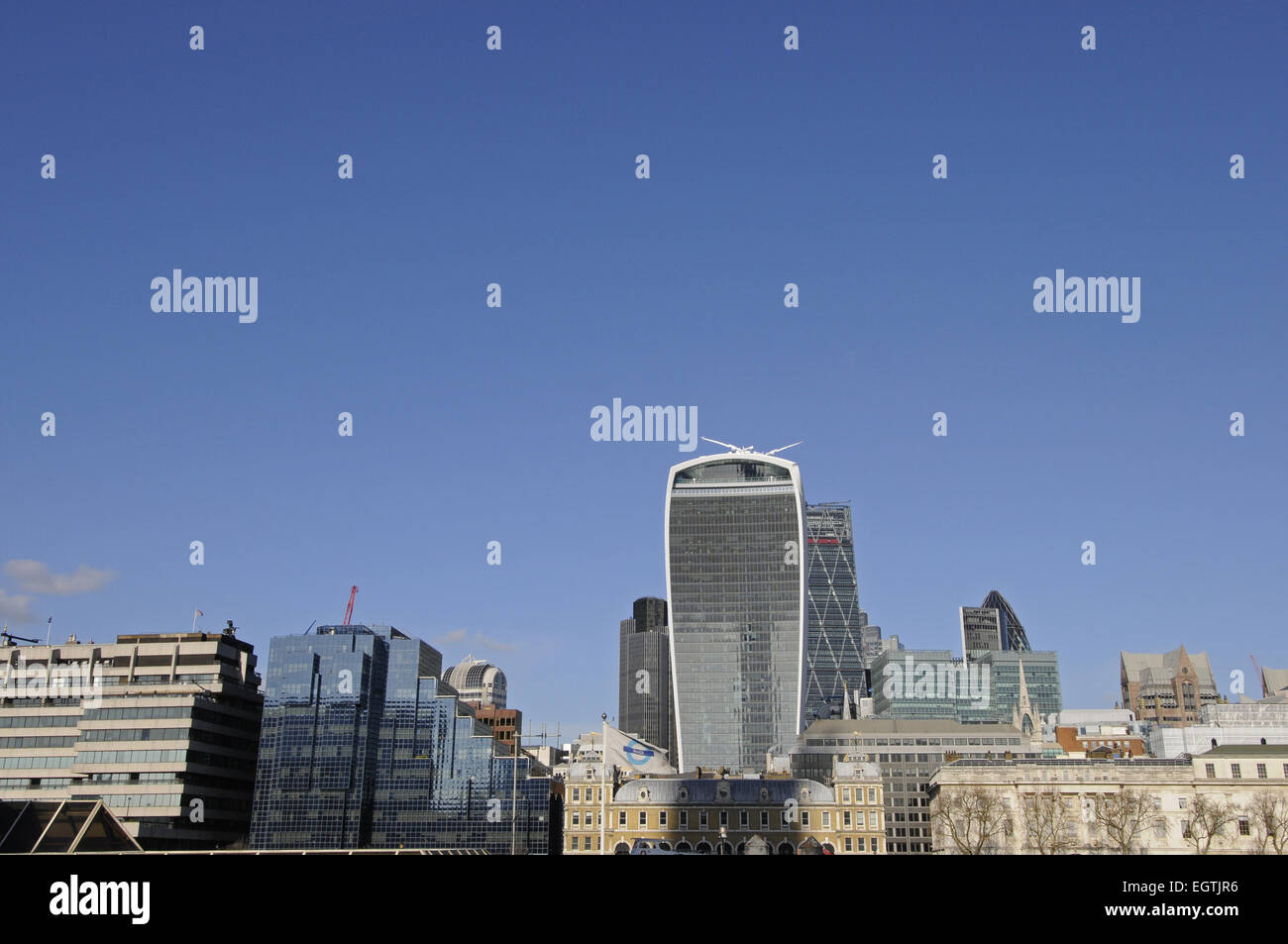 Der Blick über die Themse, die moderne Skyline der City of London mit dem Walkie Talkie und Cheesegrater Gebäude London Stockfoto