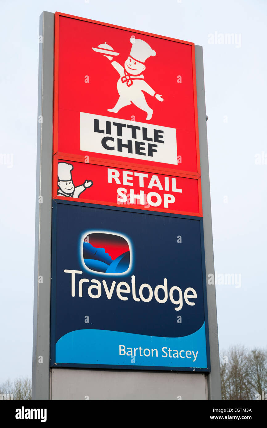 Zeichen außerhalb der gemeinsamen Little Chef am Straßenrand Schnellrestaurant / Imbiss & ein Travelodge Hotel, das eine Website freigeben. Barton Stacey UK Stockfoto