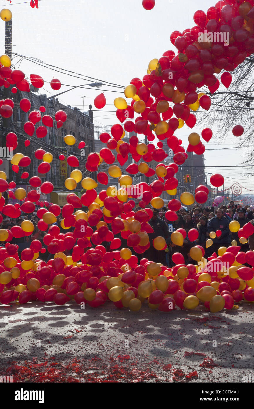 Chinesische Leute aus der Nachbarschaft Chinatown/Sunset Park, Brooklyn, NY feiern Chinese New Year mit einer Parade und Festival bringen in das Jahr von Ram, 2015 Stockfoto