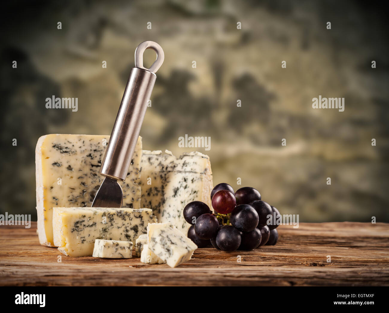 Stillleben mit Blauschimmelkäse serviert auf Holz im Keller Stockfoto