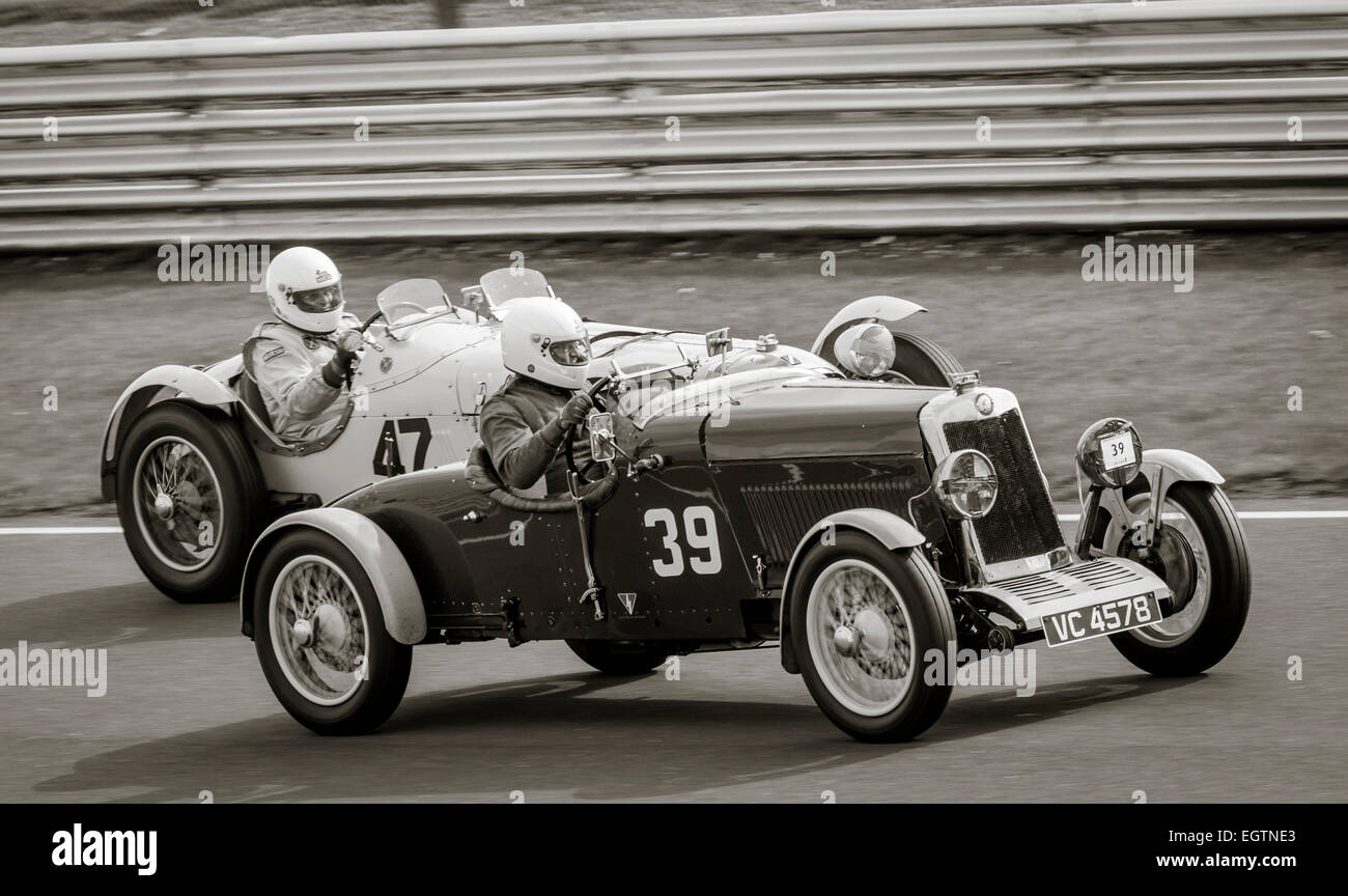 1930 Lea-Francis Hyper TT (39) und 1939 Talbot Lago T150c (47), 2014 Oldtimer Sportwagen Festival, Snetterton, Norfolk, Großbritannien Stockfoto