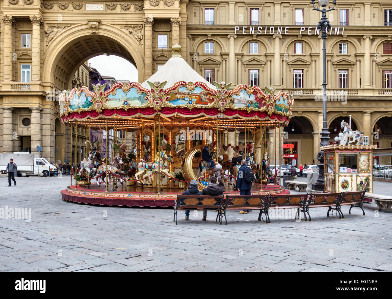 Ein Karussell oder Karussell auf der Piazza della Repubblica im Zentrum von Florenz, Italien Stockfoto