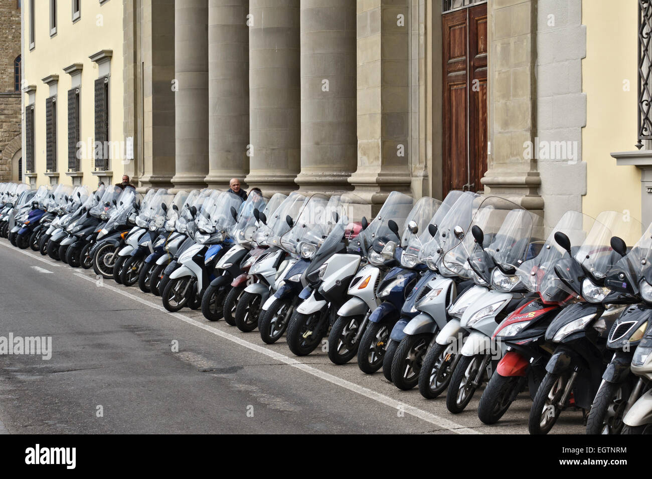 Florenz, Toskana, Italien. Eine lange Reihe von ordentlich geparkte Motorräder, Mopeds und Roller Stockfoto