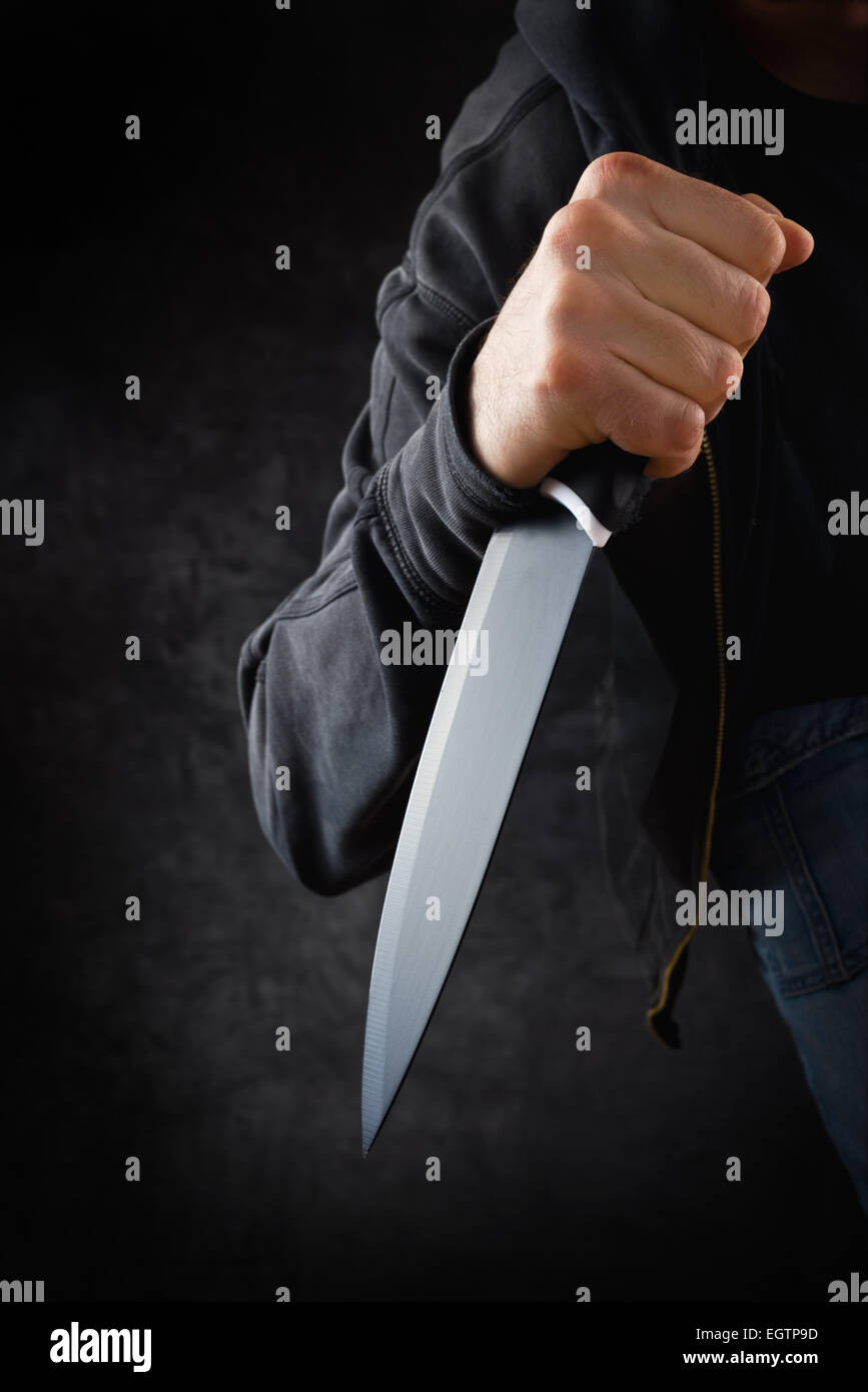 Bösen Verbrecher mit großen scharfen Messer bereit für Raub oder um einen Mord zu begehen Stockfoto
