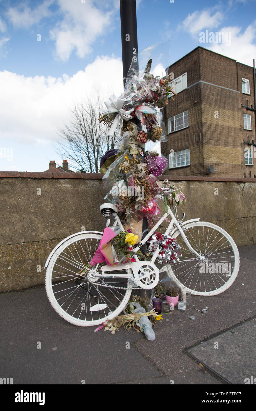 Ein weißes Fahrrad-Chanied, ein Lampost als ein Denkmal für einen Radfahrer bei Zusammenstoß mit einem LKW getötet Stockfoto