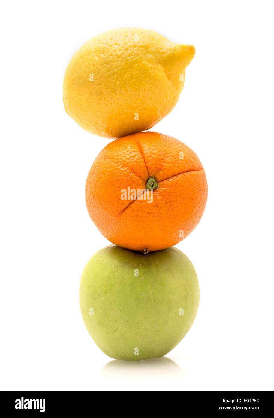 Apfel, Orange und Zitrone, gestapelt, mit einem weißen Hintergrund. Stockfoto