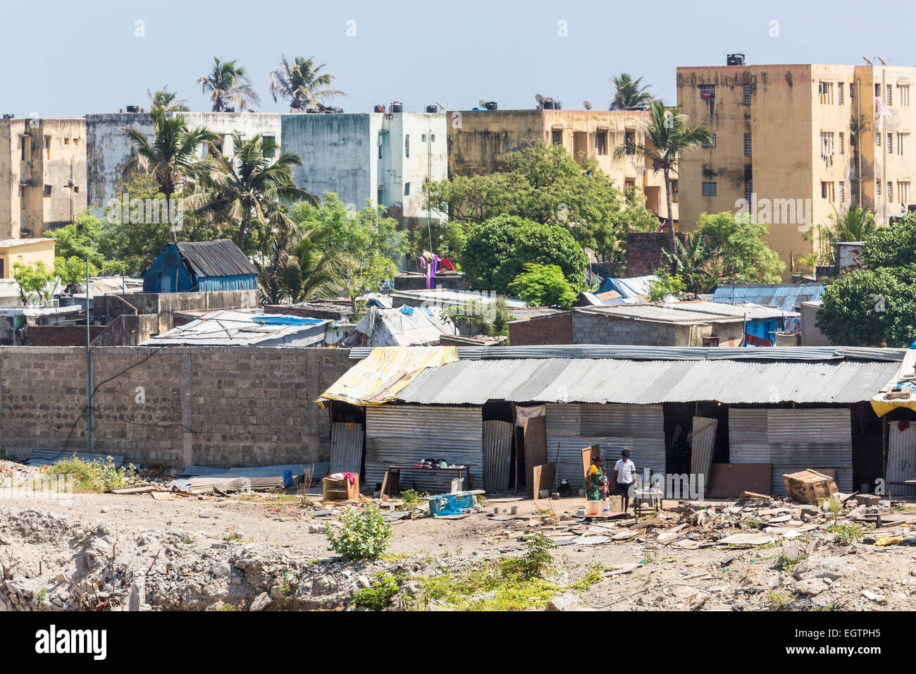 Wellblech Hütte Gebäude und schmutzig, verwahrlosten Wohnblocks in einem Slum sind von Chennai, Tamil Nadu, Südindien Stockfoto