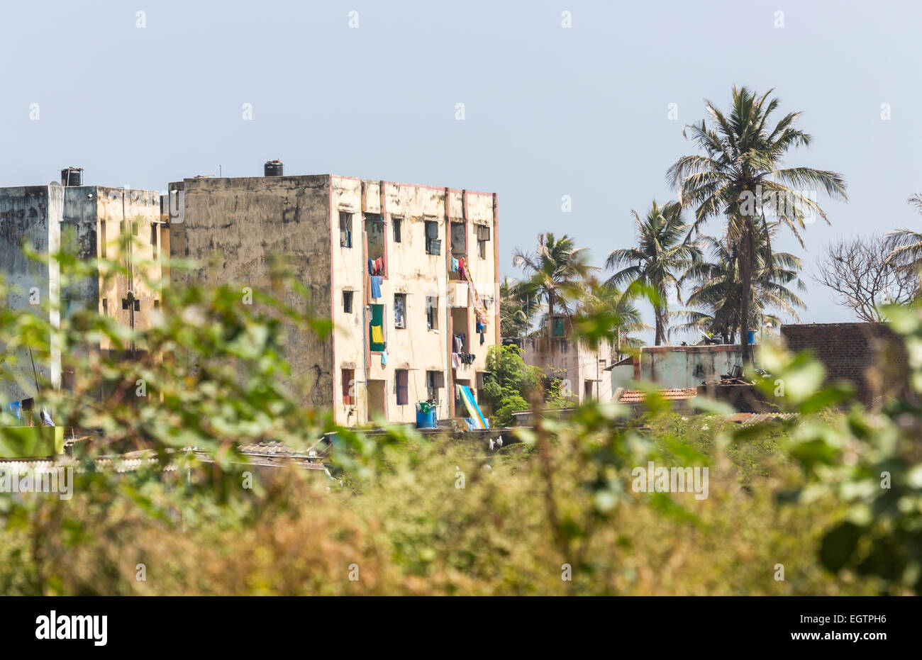 Typische schmutzig, Schäbige, heruntergekommene Wohnblocks in einem armen Slumgebiet von Chennai, Tamil Nadu, Südindien Stockfoto