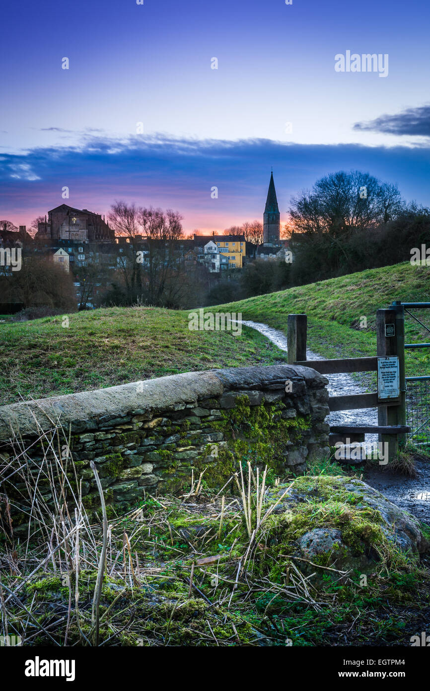 Ein hellen Start in der 1. März als am frühen Morgen Wolke löscht in Malmesbury in Wiltshire, England. Stockfoto