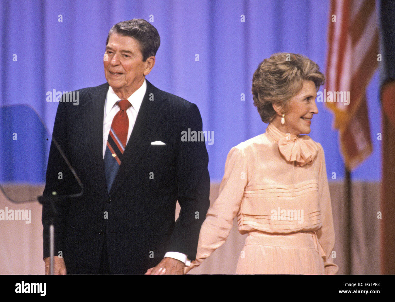 US-Präsident Ronald Reagan und die First Lady Nancy Reagan halten die Hände auf dem Podium der republikanischen Übereinkommen von 1988, wie sie ihre Anhänger im Super Dome in New Orleans, Louisiana am 15. August 1988 anerkennen. Bildnachweis: Arnie Sachs/CNP - kein Draht-Dienst- Stockfoto