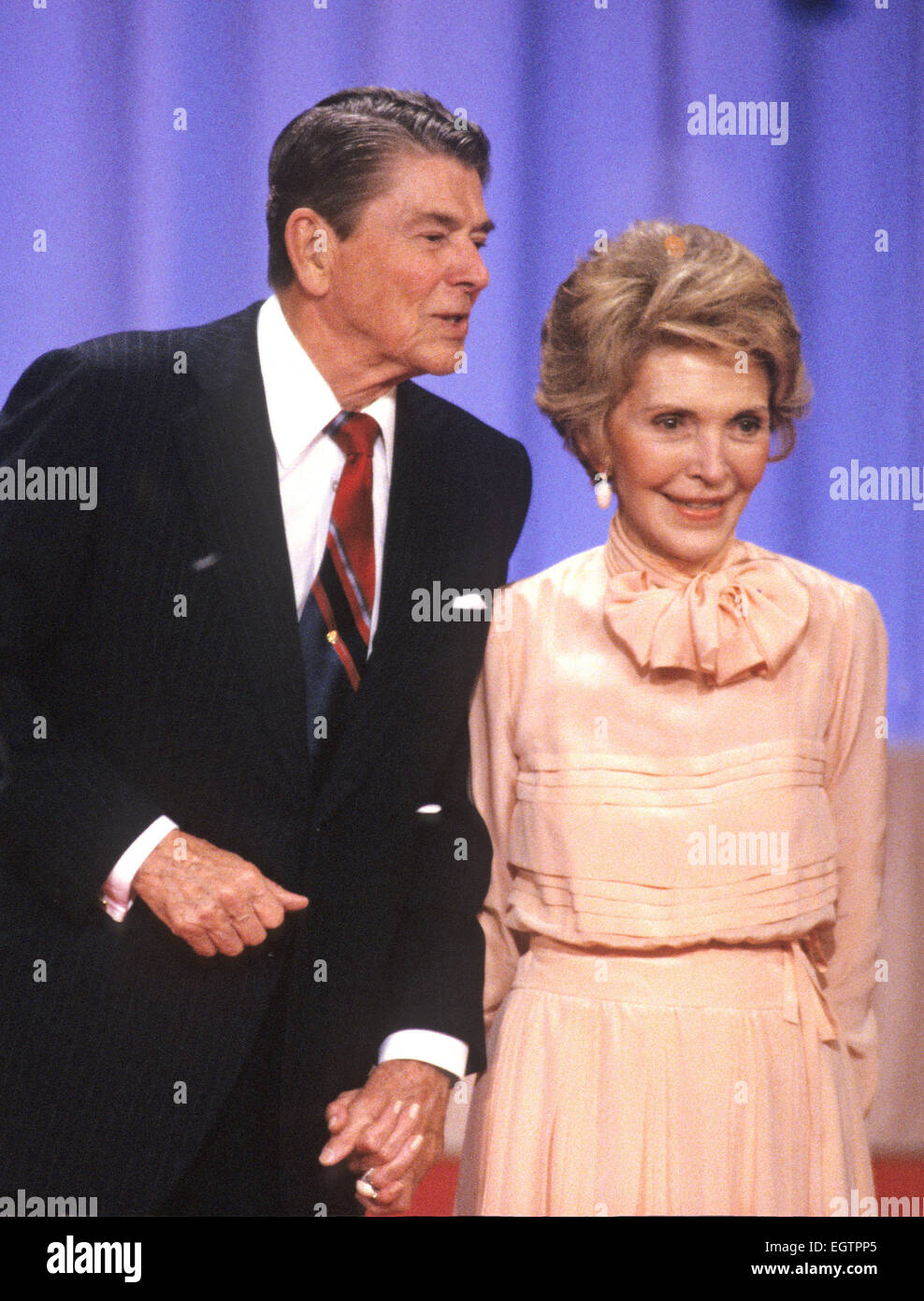 US-Präsident Ronald Reagan und die First Lady Nancy Reagan halten die Hände auf dem Podium der republikanischen Übereinkommen von 1988, wie sie ihre Anhänger im Super Dome in New Orleans, Louisiana am 15. August 1988 anerkennen. Bildnachweis: Arnie Sachs/CNP - kein Draht-Dienst- Stockfoto