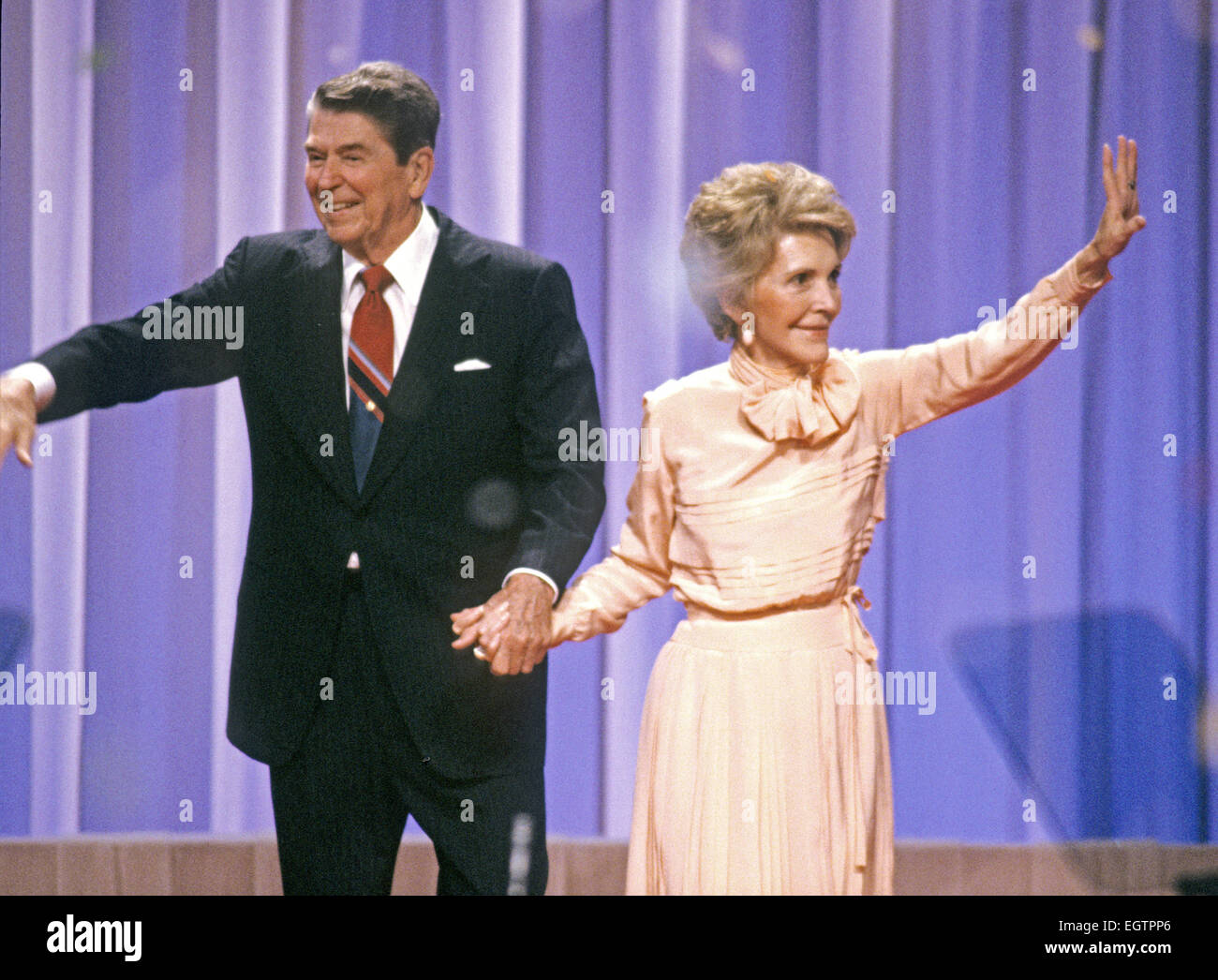 US-Präsident Ronald Reagan und die First Lady Nancy Reagan halten die Hände auf dem Podium der republikanischen Übereinkommen von 1988, wie sie ihre Anhänger im Super Dome in New Orleans, Louisiana am 15. August 1988 anerkennen. Bildnachweis: Arnie Sachs/CNP - kein Draht-Dienst- Stockfoto