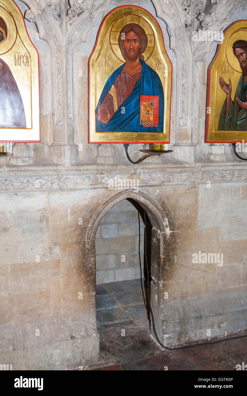 Eingang des 'Heiligen Loch' St Swithun / Saint Swithin (ehemaligen) Schrein & Symbol. Innen Winchester Cathedral, Hampshire. UK Stockfoto