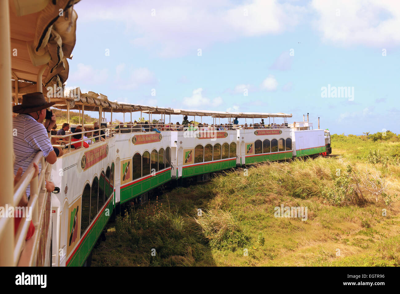 Scenic Railway Train, die Touristen für eine Fahrt durch die alte Zuckerrohrplantagen in St. Kitts, Caribbean Stockfoto