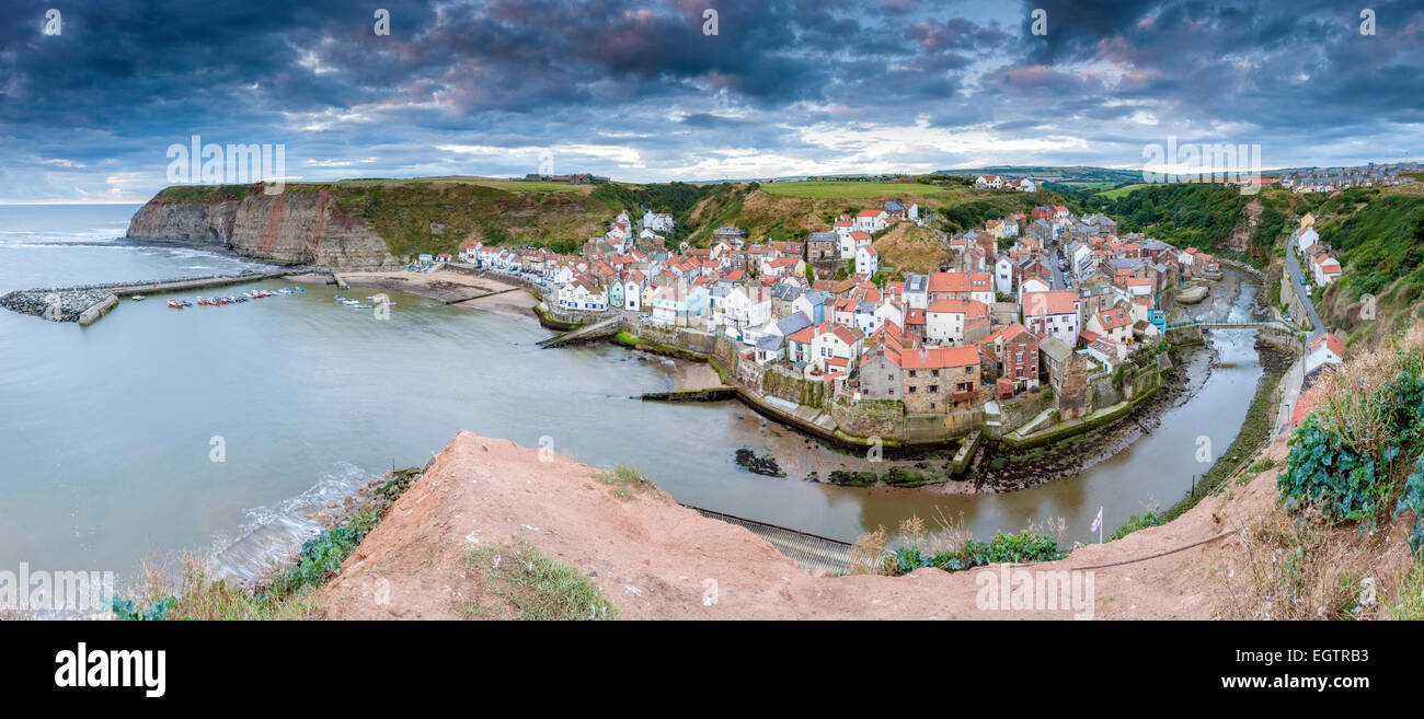 Ein Blick über die traditionelle Fischerei Dorf von Staithes, North Yorkshire, England, Vereinigtes Königreich, Europa. Stockfoto