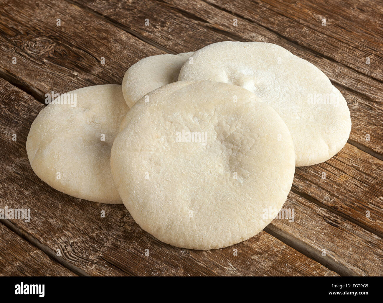Arabisch vier Laibe Brot auf dem Holztisch. Stockfoto