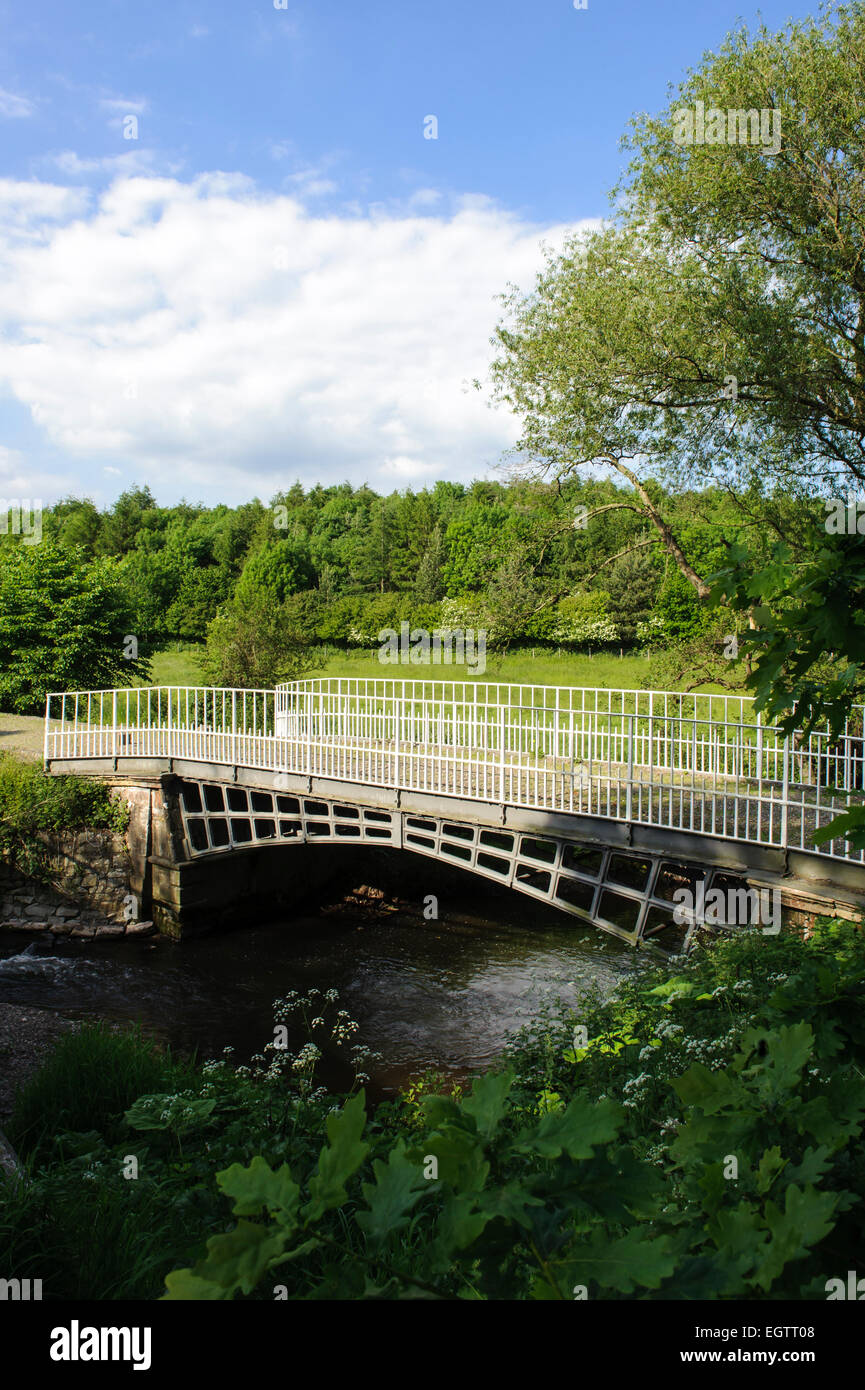 Cantlop Brücke (erbaut 1813) ist eine aus Gusseisen einzelnen Span Straßenbrücke über Cound Brook, Cantlop, Shropshire. Stockfoto